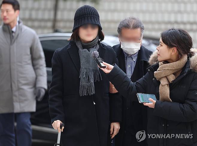 속행 공판 출석하는 정경심 전 교수 (서울=연합뉴스) 서대연 기자 = 자녀입시비리 혐의로 재판에 넘겨진 정경심 전 동양대 교수가 18일 오후 서울 서초구 서울고등법원에서 열린 2심 속행공판에 출석하고 있다. 2023.12.18 dwise@yna.co.kr