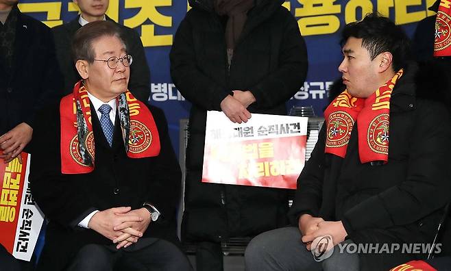 해병대원 순직 국정조사 수용 촉구 농성장 찾은 이재명 대표 (서울=연합뉴스) 이정훈 기자 = 더불어민주당 이재명 대표가 18일 오후 국회 본청 앞 해병대원 순직 국정조사 수용 촉구 농성장을 찾아 참석자들과 이야기를 나누고 있다. 2023.12.18 [공동취재] uwg806@yna.co.kr