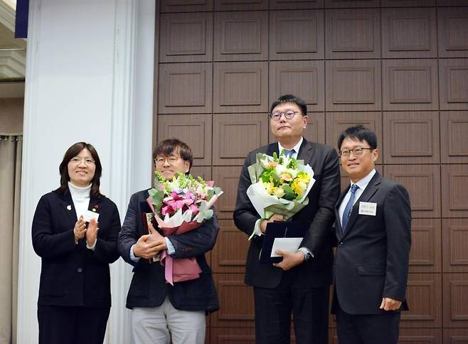 올해의 체육기자상 영광의 얼굴들 (서울=연합뉴스) 김경윤 기자 = 연합뉴스 장현구 기자(오른쪽에서 두번째)와 경향신문 김세훈(오른쪽에서 세번째) 기자가 18일 서울 중구 프레스센터에서 열린 2023 한국체육기자연맹 시상식에서 올해의 체육기자상을 받은 뒤 포즈를 취하고 있다. 맨 왼쪽은 장미란 문화체육관광부 차관. 맨 오른쪽은 양종구 한국체육기자연맹 회장. 2023.12.18. cycle@yna.co.kr