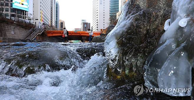 강추위에 청계천에 핀 고드름 (서울=연합뉴스) 김도훈 기자 = 영하 10도 아래의 강추위가 이어진 18일 오후 서울 청계천에 고드름이 얼어 있다. 2023.12.18 superdoo82@yna.co.kr