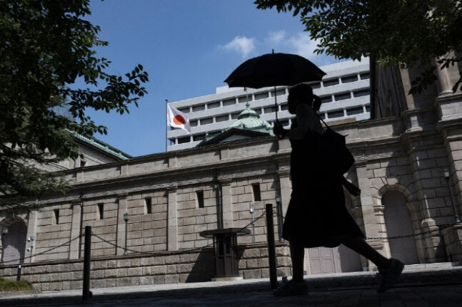 일본 도쿄 일본은행(BOJ) 앞을 한 시민이 지나가고 있다. (사진=AFP)