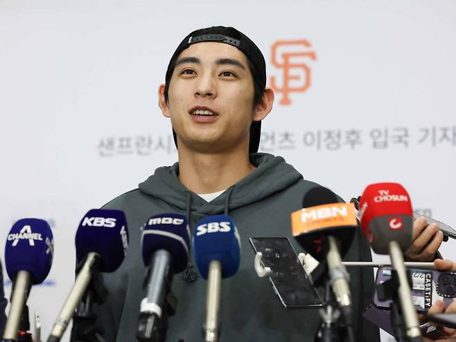 미국프로야구(MLB) 샌프란시스코 자이언츠에 입단한 이정후가 19일 오후 인천국제공항을 통해 귀국, 기자회견을 하고 있다. 이정후는 샌프란시스코와 6년간 1억1300만달러 초특급 계약을 했다. 사진=연합뉴스