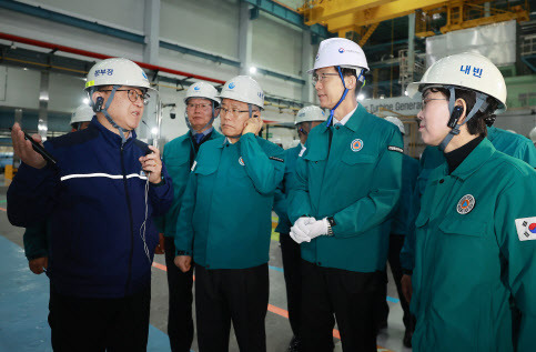 주요 전력 당국·기관 관계자가 이달 1일 서울 마포구 한국중부발전 서울발전본부에서 겨울철 전력수급 전망 및 대책을 발표 후 현장 전력설비를 살펴보고 있다. (사진=산업통상자원부)