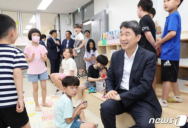 이주호 부총리 겸 교육부 장관이 학교복합시설인 경기 시흥 '배곧너나들이'에 방문해 학생들과 대화하고 있다. (교육부 제공)