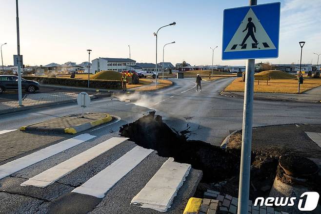 13일(현지시간) 아이슬란드 그린다비크에서 화산의 폭발이 임박해짐에 따라 도로가 갈라진 모습이 보인다. 2023.11.15 ⓒ AFP=뉴스1 ⓒ News1 우동명 기자