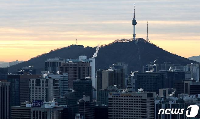 19일 오전 서울 시내 건물들이 난방 수증기를 내뿜고 있다. 2023.12.19/뉴스1 ⓒ News1 구윤성 기자