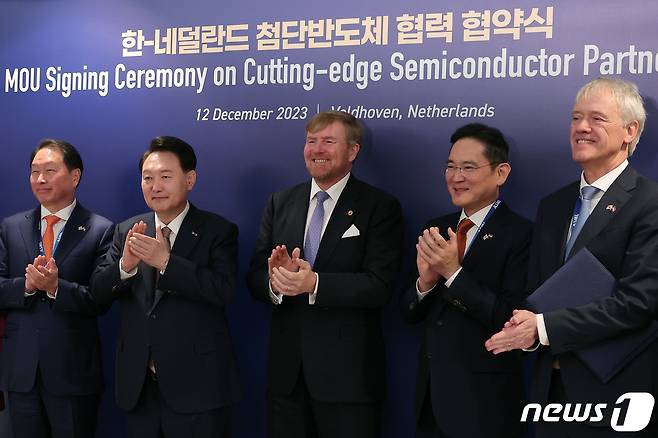 윤석열 대통령과 빌럼 알렉산더르(Willem Alexander) 네덜란드 국왕이 12일(현지시간) 벨트호벤 반도체 장비기업 ASML 본사에서 열린 한-네덜란드 첨단반도체 협력 협약식에서 기념 촬영하고 있다. 왼쪽부터 최태원 SK 회장, 윤 대통령, 알렉산더르 국왕, 이재용 삼성전자 회장, 피터 베닝크(Peter Wennink) ASML 회장. (대통령실 제공) 2023.12.13/뉴스1 ⓒ News1 안은나 기자