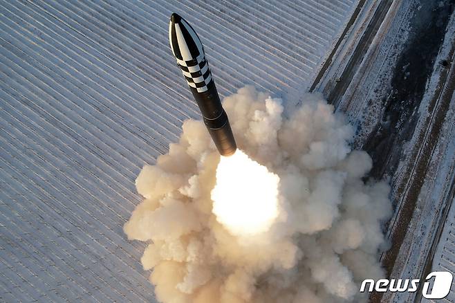 (평양 노동신문=뉴스1) = 북한 대륙간탄도미사일(ICBM) '화성-18형'[국내에서만 사용가능. 재배포 금지. DB 금지. For Use Only in the Republic of Korea. Redistribution Prohibited] rodongphoto@news1.kr