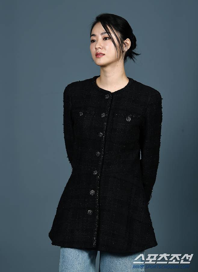 제44회 청룡영화상 여우조연상을 수상한 배우 전여빈이 7일 스포츠조선과의 인터뷰에 앞서 포즈를 취하고 있다. 박재만 기자 pjm@sportschosun.com/2023.12.07/