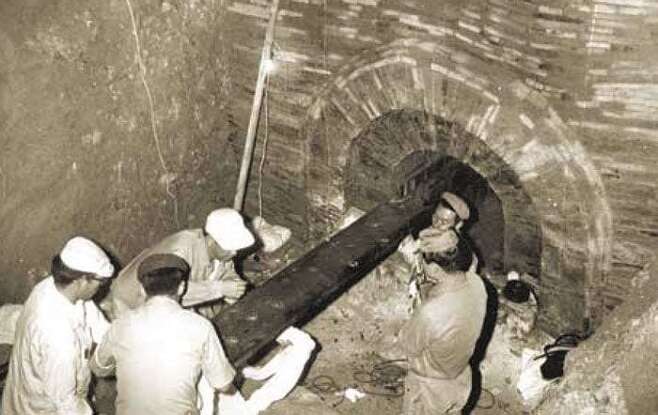 1971년 7월 무령왕릉 발굴 당시 관재를 들어내는 모습. /국립문화재연구소