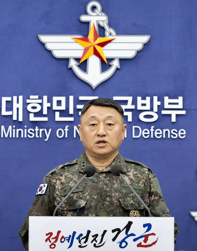 이승오 합동참모본부 작전부장이 18일 오후 서울 용산구 국방부·합참 청사 브리핑룸에서 북한의 장거리 미사일 발사에 대한 대북 경고 성명을 발표하고 있다. 이 부장은 "한반도와 역내 군사적 긴장을 고조시키고 있는 북한의 무모한 도발 행위를 강력히 규탄하며, 이를 즉각 중단하라"고 촉구했다. /뉴스1