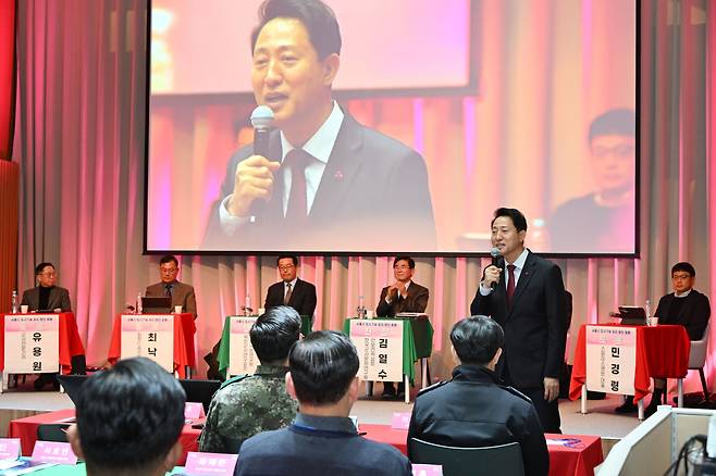 오세훈 서울시장이 12일 오후 서울 중구 서울시청에서 열린 북한 EMP 위협에 따른 서울시 도시기능 유지 방안 포럼에서 환영사를 하고 있다. /뉴스1