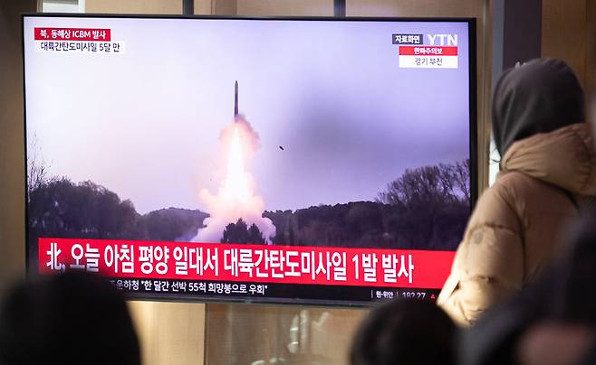 18일 서울역에서 시민들이 북한의 대륙간탄도미사일(ICBM) 도발 관련 뉴스를 지켜보고 있다. 우리 군 합동참모본부에 따르면 18일 오전 8시24분쯤 북한 평양 일대에서 동해상으로 발사된  장거리탄도미사일 (LRBM) 추정 미사일 1발이 우리 군에 포착됐다. 북한의 이날 탄도미사일 도발은 전날 동해상을 향해 단거리탄도미사일(SRBM) 1발을 발사한 뒤 약 10시간 만에 이뤄진 것이다. 2023.12.18 사진=뉴스1