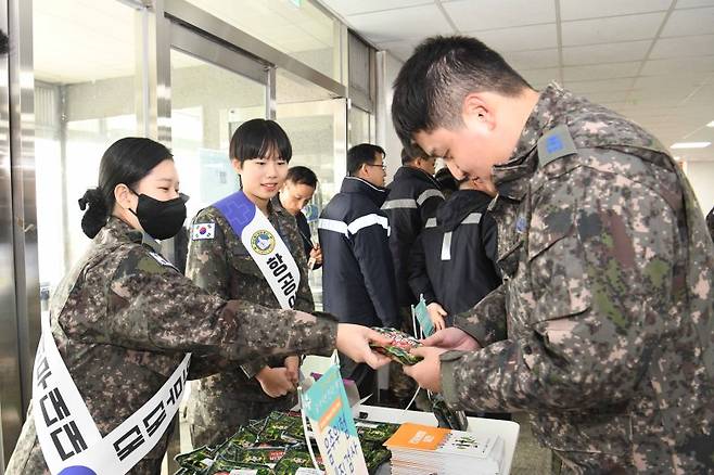 공군 제1전투비행단이 연말연시 건전한 음주문화 조성을 위한 '절주 캠페인'을 펼치고 있다. 사진=공군 제1전투비행단 제공