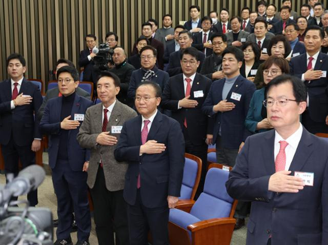 윤재옥 국민의힘 당대표 권한대행이 18일 서울 여의도 국회에서 열린 국회의원·당협위원장 연석회의에서 국기에 경례를 하고 있다. 뉴스1