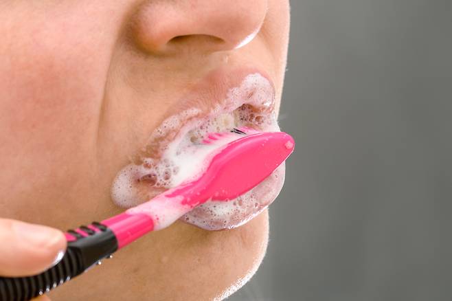 기본적으로 입에 치약이 남아 있으면 안 된다./사진=게티이미지뱅크