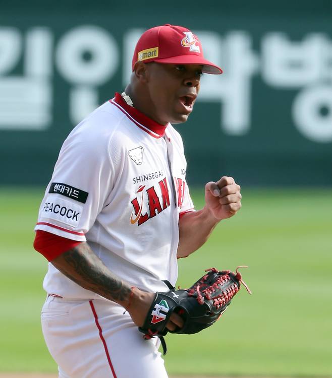'2023 신한은행 SOL KBO 포스트시즌' NC 다이노스와 SSG 랜더스의 준플레이오프 1차전 경기가 10월 22일 인천 SSG랜더스필드에서 열렸다. SSG 엘리아스가 6회 초 NC 박민우를 삼진으로 잡고 이닝을 마치며 포효하 고있다. 인천=정시종 기자&nbsp;