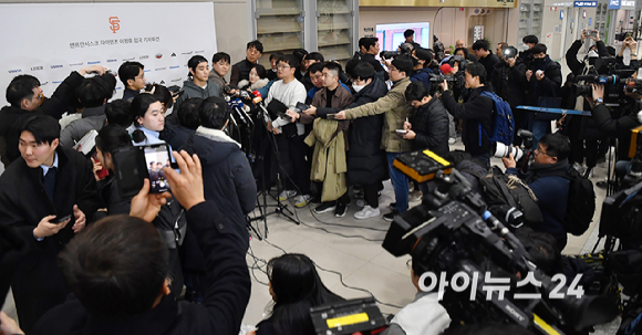 미국프로야구(MLB) 샌프란시스코 자이언츠에 입단한 이정후가 19일 오후 인천국제공항을 통해 귀국한 뒤 인터뷰를 하고 있다.이정후는 샌프란시스코와 6년간 1억1천300만달러(약 1천469억원)에 초특급 계약을 했다. [사진=곽영래 기자]