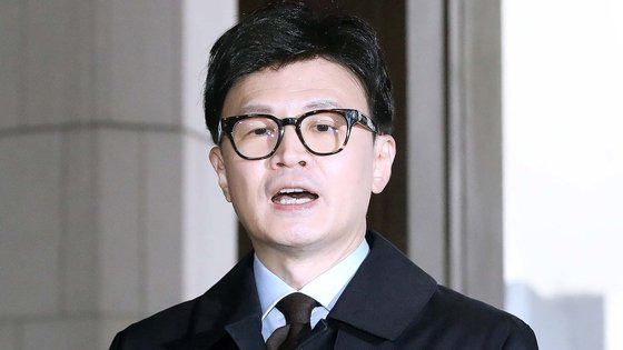 한동훈 법무부 장관이 19일 오후 서울 여의도 국회에서 열리는 법제사법위원회 전체회의에 앞서 취재진들의 질의에 답하고 있다. 뉴스1