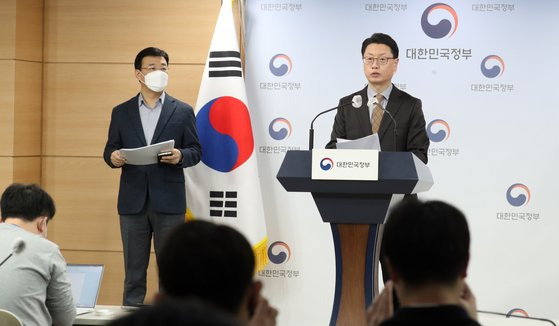 홍진배 과학기술정보통신부 네트워크정책실장이 지난 1월 서울 종로구 세종대로 정부서울청사에서 5G(28Ghz) 신규사업자 진입 지원 방안 관련 브리핑을 하고 있다. 뉴스1