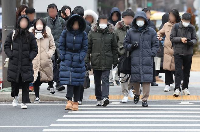 추위 뚫고 출근. 추위가 이어진 19일 오전 서울 종로구 광화문광장 인근에서 시민들이 이동하고 있다. 사진=연합뉴스