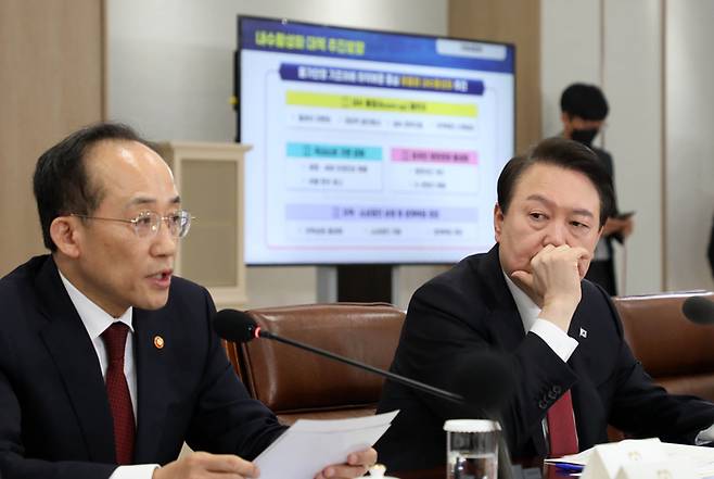 윤석열 대통령이 지난 3월 29일 서울 용산 대통령실 청사에서 열린 제15차 비상경제민생회의에서 추경호 부총리의 보고를 듣고 있다. 김창길 기자