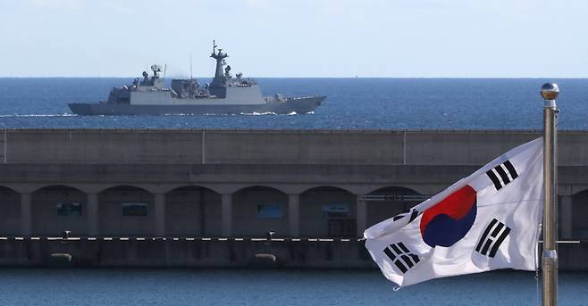 해군의 한국형 구축함 강참찬함이 19일 제주 남방 해역에서 열리는 대잠수함전 훈련에 참여하기 위해 제주해군기지에서 출항하고 있다. 연합뉴스