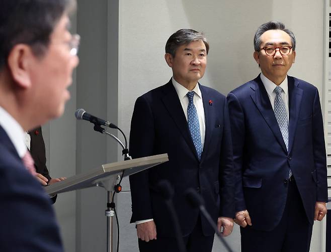 인선 발표 국가정보원장으로 내정된 조태용 국가안보실장(가운데)과 외교부 장관으로 내정된 조태열 전 외교부 2차관(오른쪽)이 19일 서울 용산 대통령실 청사에서 열린 김대기 대통령비서실장의 인선안 발표 브리핑을 듣고 있다. 연합뉴스