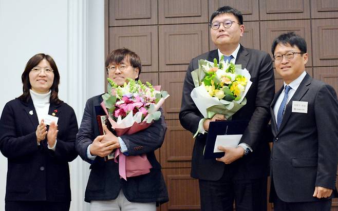 경향신문 김세훈 기자(왼쪽에서 두번째)와 연합뉴스 장현구 기자(세번째)가 18일 시상식에서 올해의 체육기자상을 받은 뒤 장미란 문화체육관광부 차관(왼쪽), 양종구 한국체육기자연맹 회장과 기념촬영을 하고 있다. 연합뉴스