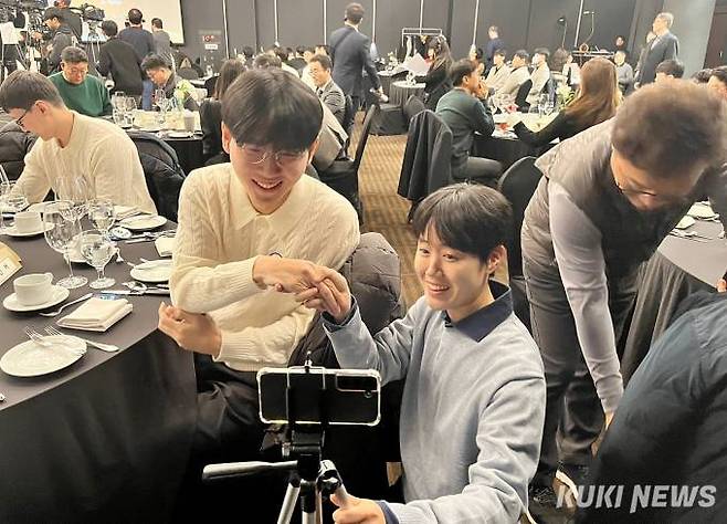 신진서 9단이 바둑리그 오프닝 미디어데이 현장에서 유튜버 ‘프로연우’와 악수를 하고 있다. 사진=이영재 기자