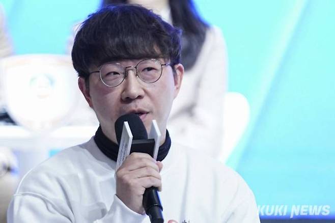 송아지 삼총사(85년생 기사들의 별칭) 원성진⋅최철한⋅박영훈 9단은 모두 ‘황소’ 트리오가 됐고, 어느덧 이들이 바둑리그 최고령 선수가 됐다. 원성진 9단은 “바둑리그 최고령 선수가 될 때까지 뛰어보겠다”고 말해 박수 갈채를 받았다. 사진=임형택 기자