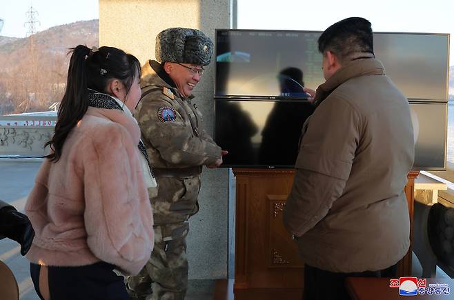 화성-18형 ICBM 발사 현장을 참관하는 김정은 북한 국무위원장과 딸 김주애