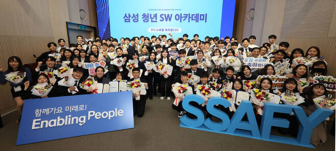 삼성은 19일 서울 강남구 ‘삼성청년SW아카데미(Samsung Software Academy For Youth·SSAFY)’ 서울 캠퍼스에서 SSAFY 9기 수료식을 개최했다.
SSAFY는 삼성이 2018년 발표한 ‘경제 활성화와 일자리 창출 방안’의 일환으로, 국내 IT 생태계 저변을 확대하고 청년 취업 경쟁력을 높이기 위해 시작한 사회공헌(CSR) 프로그램이다. 2023,12.19[이충우기자]