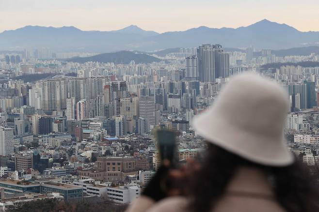 이달 12일 서울 남산에서 본 아파트 밀집지역. [연합]