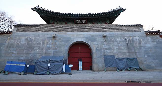 서울 경복궁 담벼락이 스프레이 낙서로 훼손된 지 하루 만에 또다시 낙서 테러를 당한 가운데 18일 오전 새 낙서가 발견된 서울 경복궁 영추문 담벼락에 (왼쪽) 가림막이 설치돼 있다. 새로운 낙서가 발견된 곳은 영추문 낙서 제거 작업 현장 바로 옆으로 낙서는 영문으로 쓰인 것으로 알려졌다. [연합]