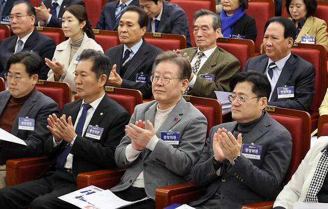 이재명 더불어민주당 대표와 홍익표 원내대표가 7일 국회에서 열린 중앙위원회에 참석하고 있다. 연합뉴스