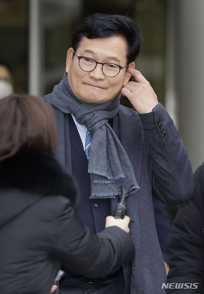 [서울=뉴시스] 최동준 기자 = 정치자금법 위반 혐의를 받는 송영길 전 더불어민주당 대표가 18일 서울 서초구 서울중앙지방법원에서 열린 영장실질심사를 마치고 대기 장소로 이동하고 있다. 2023.12.18. photocdj@newsis.com