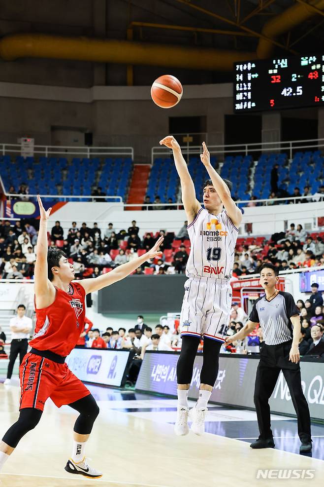 [서울=뉴시스]프로농구 부산 KCC 이근휘 (사진 = KBL 제공)