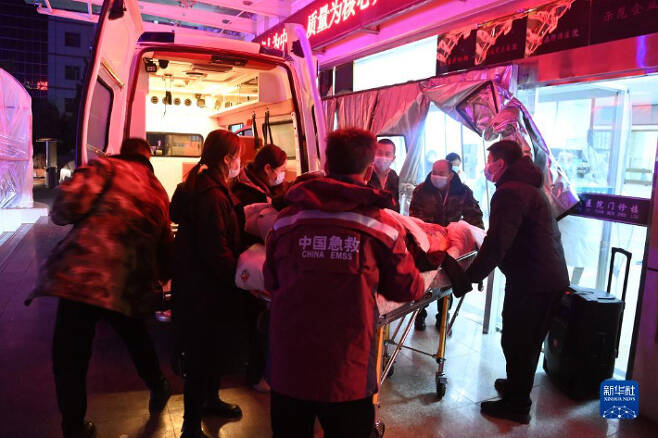 지진 피해자들이 병원으로 후송되고 있다. 신화통신 홈페이지 캡처