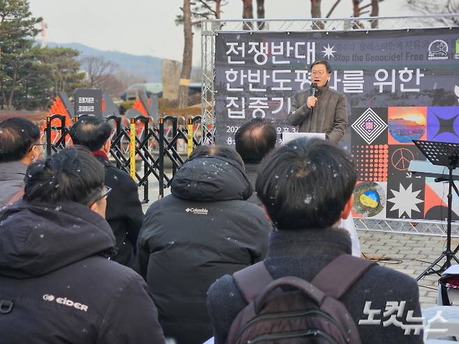 색동교회 송병구 목사가 기도회 설교를 하고 있다.