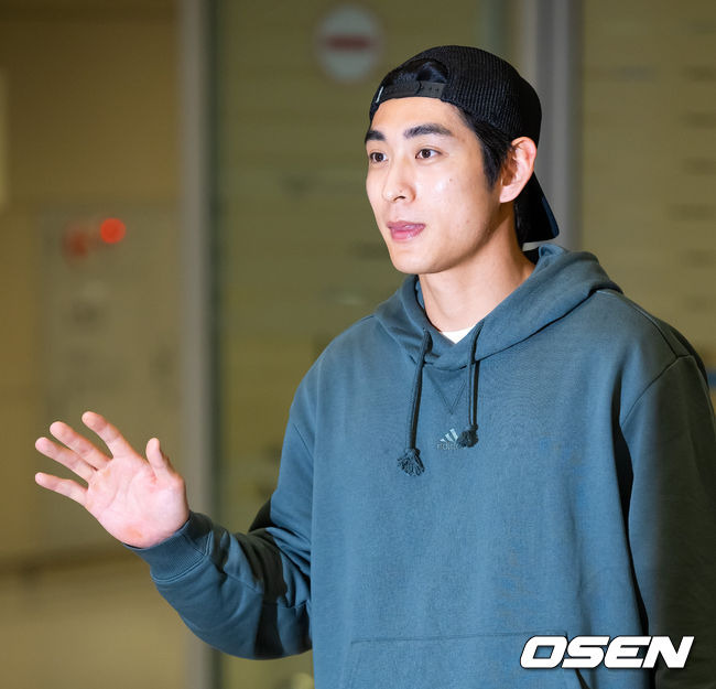 [OSEN=인천공항, 민경훈 기자]메이저리거 이정후가 입국장을 통과하며 포즈를 취하고 있다. 2023.12.19 / rumi@osen.co.kr