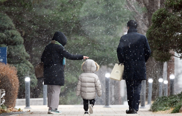 시민들이 11월 29일 눈 내리는 서울 여의도에서 퇴근길 발걸음을 재촉하고 있다. 오승현 기자 2023.11.29