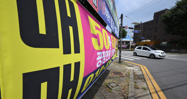 경기 시흥시 시화국가산업단지 곳곳에 공장 매매·임대 안내 현수막이 걸려 있다.시흥=오승현 기자