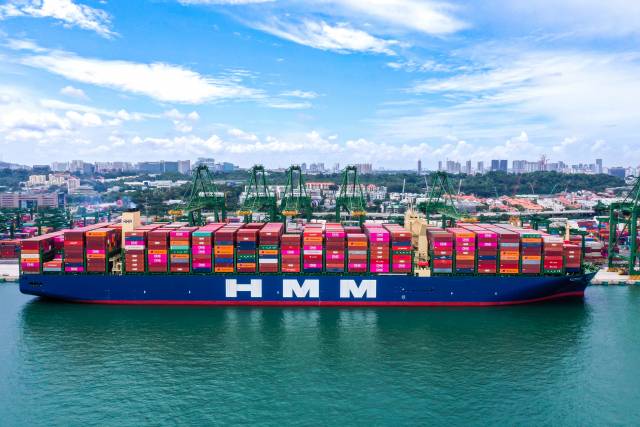 HMM 컨테이너선이 항만에서 컨테이너를 적재하고 있다. 사진 제공=HMM