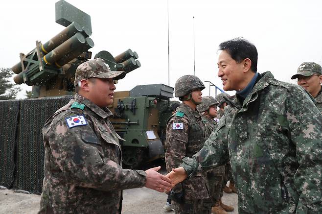 오세훈 서울시장이 19일 오후 서울시 제1방공여단을 방문해 장병들을 격려하고 있다. ⓒ연합뉴스