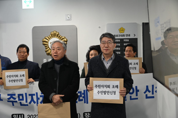 박경하 중앙대 역사학과 명예교수(왼쪽)와 채진원 경희대 공공거버넌스 연구소 교수 ⓒ시사저널 입수 사진