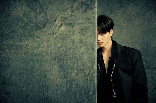 배우 송강이 5일 오전 서울 종로구의 한 카페에서 진행된 넷플릭스 오리지널 시리즈 '스위트홈2' 관련 인터뷰를 위해 포즈를 취하고 있다.  '스위트홈' 시즌2는 욕망이 괴물이 되는 세상, 그린홈을 떠나 새로운 터전에서 살아남기 위해 각자의 사투를 벌이는 현수와 그린홈의 생존자들 그리고 또 다른 존재의 등장과 알 수 없는 미스터리한 현상들까지 새로운 욕망과 사건, 사투를 그린다. / 사진제공 = 넷플릭스 /사진=김창현