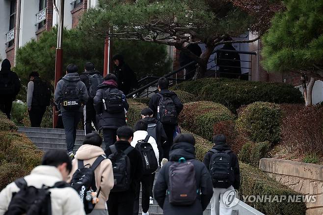 시험장 들어가는 수험생들 (전주=연합뉴스) 나보배 기자 = 2024학년도 대학수학능력시험일인 16일, 전북도교육청 전주지구 제8시험장인 전주영생고등학교에서 손에 도시락과 수험표를 꼭 쥔 수험생들이 시험장 안으로 들어가고 있다. 2023.11.16 warm@yna.co.kr