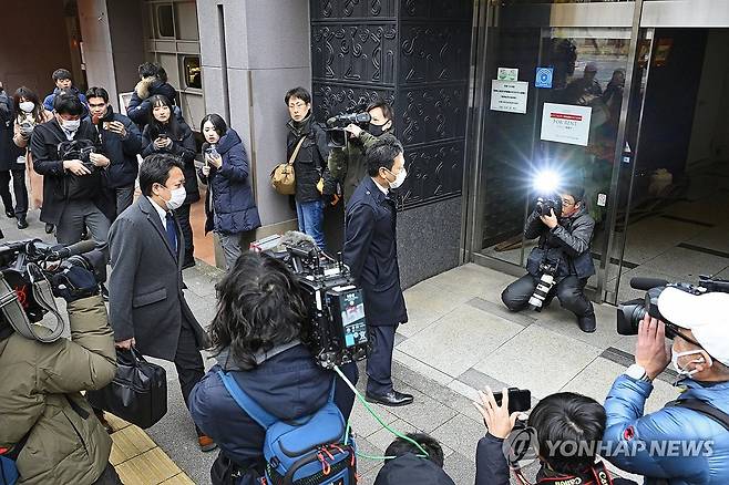 일본 검찰, '비자금' 아베파 사무실 압수수색검 (도쿄 교도=연합뉴스) 일본 집권 자민당의 '비자금 스캔들'을 수사 중인 도쿄지검 특수부 관계자들이 19일 오전 압수수색을 위해 도쿄에 있는 아베파 사무소에 들어가고 있다. 2023.12.19 [재판매 및 DB 금지] sungjinpark@yna.co.kr