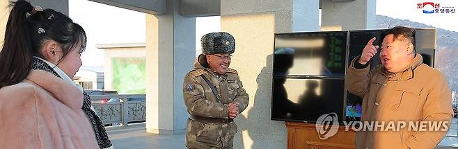 북한, ICBM 화성-18형 발사훈련 보도…김정은 "더 공세적 맞대응" (평양 조선중앙통신=연합뉴스) 북한은 지난 18일 김정은 북한 국무위원장이 참관한 가운데 고체연료 대륙간탄도미사일(ICBM) 화성-18형 발사훈련을 단행했다고 조선중앙통신이 19일 보도했다. 북한이 이날 공개한 사진을 보면 김 위원장의 딸 주애도 발사훈련에 참관한 모습이 포착됐다.2023.12.19 
    [국내에서만 사용가능. 재배포 금지. For Use Only in the Republic of Korea. No Redistribution] nkphoto@yna.co.kr